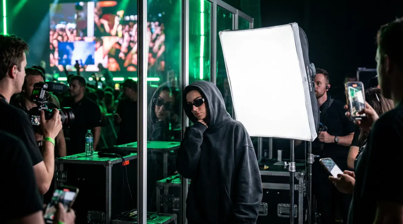 Charli XCX 在新预告片中反思‘Brat Summer’现象