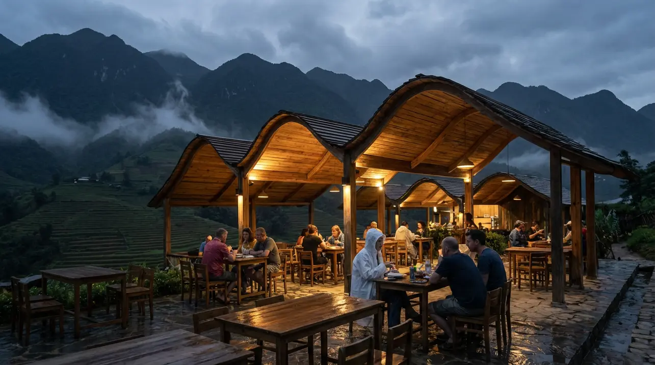 连绵起伏的峰峦构筑小酒馆的韵律天篷，回响山脊之形