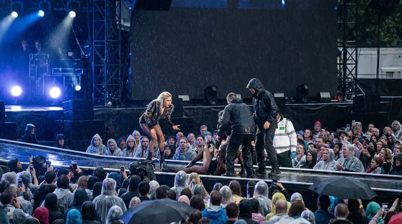 Lady Gaga interrompe show após dançarino cair do palco